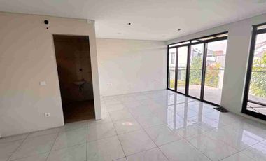 Rumah Baru 2 lantai Hoek Taman di Tatar Simakirana KBP