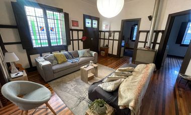 Casa Estilo Tudor Con Departamento Interior Independiente