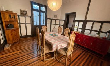 Casa Estilo Tudor Con Departamento Interior Independiente