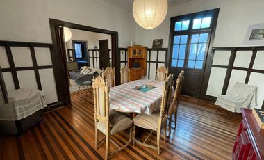 Casa Estilo Tudor Con Departamento Interior Independiente