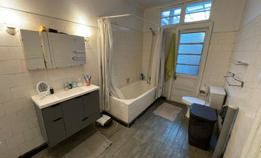 Casa Estilo Tudor Con Departamento Interior Independiente