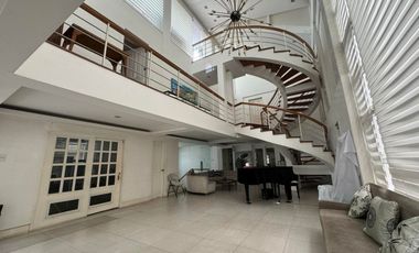 Well Maintained 6BR House and Lot with Garden and 6-Car Garage FOR SALE in White Plains, Quezon City