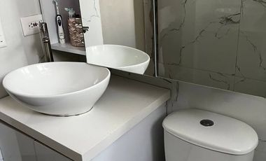 Se vende un hermoso apartamento de 58 metros cuadrados con una distribución espectacular que maximiza cada rincón. Ubicado en un sexto piso, el acceso