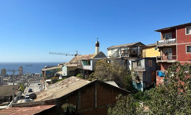 VENDO CASA PARA RECONSTRUIR CERRO MARIPOSA VALPARAISO