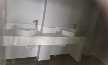 EN RENTA AMPLIO LOCAL POR ESTRENAR EN MACHALA