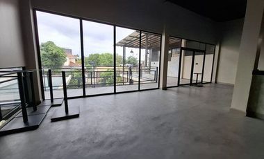 EN RENTA AMPLIO LOCAL POR ESTRENAR EN MACHALA