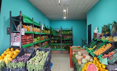 Casa de dos recamaras con dos locales en planta baja por gasolinera de la adoquinada en Tala