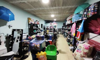 Casa de dos recamaras con dos locales en planta baja por gasolinera de la adoquinada en Tala