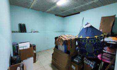 Casa de dos recamaras con dos locales en planta baja por gasolinera de la adoquinada en Tala