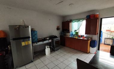 Casa de dos recamaras con dos locales en planta baja por gasolinera de la adoquinada en Tala