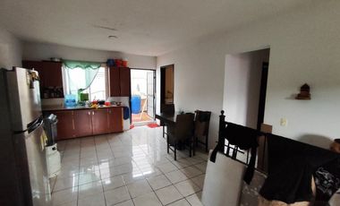 Casa de dos recamaras con dos locales en planta baja por gasolinera de la adoquinada en Tala