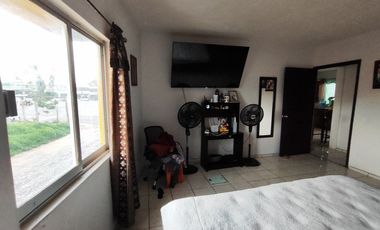 Casa de dos recamaras con dos locales en planta baja por gasolinera de la adoquinada en Tala