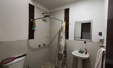 Casa de dos recamaras con dos locales en planta baja por gasolinera de la adoquinada en Tala