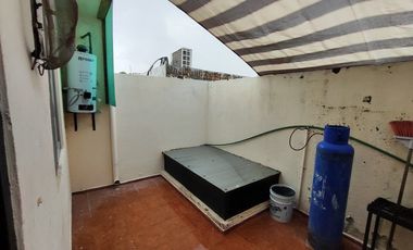 Casa de dos recamaras con dos locales en planta baja por gasolinera de la adoquinada en Tala