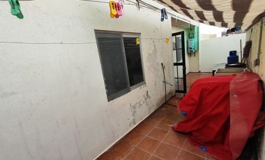 Casa de dos recamaras con dos locales en planta baja por gasolinera de la adoquinada en Tala