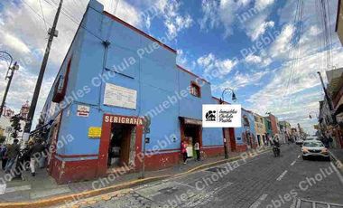 Casona histórica del siglo XVI con locales comerciales ya rentados, ubicado en corazón de San Pedro Cholula a media calle del mercado del Razo.