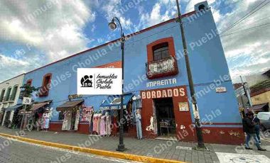 Casona histórica del siglo XVI con locales comerciales ya rentados, ubicado en corazón de San Pedro Cholula a media calle del mercado del Razo.