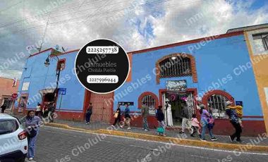 Casona histórica del siglo XVI con locales comerciales ya rentados, ubicado en corazón de San Pedro Cholula a media calle del mercado del Razo.
