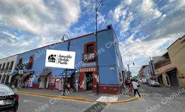 Casona histórica del siglo XVI con locales comerciales ya rentados, ubicado en corazón de San Pedro Cholula a media calle del mercado del Razo.