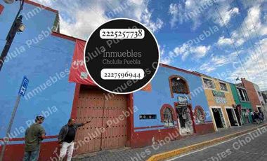 Casona histórica del siglo XVI con locales comerciales ya rentados, ubicado en corazón de San Pedro Cholula a media calle del mercado del Razo.