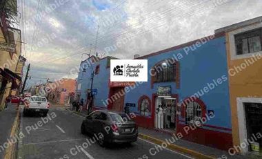 Casona histórica del siglo XVI con locales comerciales ya rentados, ubicado en corazón de San Pedro Cholula a media calle del mercado del Razo.