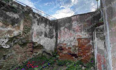 Casona histórica del siglo XVI con locales comerciales ya rentados, ubicado en corazón de San Pedro Cholula a media calle del mercado del Razo.
