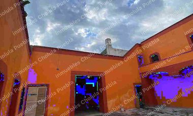 Casona histórica del siglo XVI con locales comerciales ya rentados, ubicado en corazón de San Pedro Cholula a media calle del mercado del Razo.