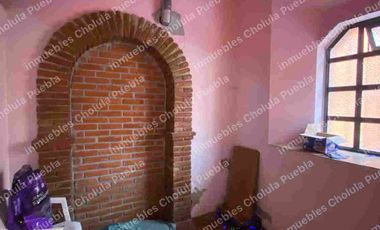 Casona histórica del siglo XVI con locales comerciales ya rentados, ubicado en corazón de San Pedro Cholula a media calle del mercado del Razo.