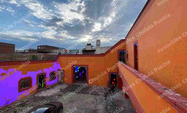 Casona histórica del siglo XVI con locales comerciales ya rentados, ubicado en corazón de San Pedro Cholula a media calle del mercado del Razo.