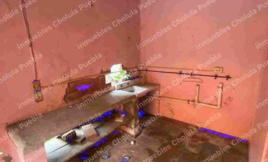 Casona histórica del siglo XVI con locales comerciales ya rentados, ubicado en corazón de San Pedro Cholula a media calle del mercado del Razo.