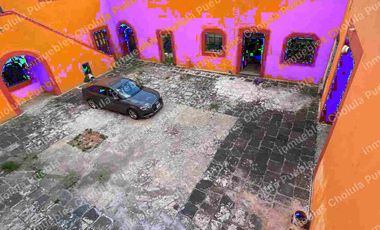 Casona histórica del siglo XVI con locales comerciales ya rentados, ubicado en corazón de San Pedro Cholula a media calle del mercado del Razo.