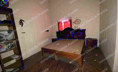 Casona histórica del siglo XVI con locales comerciales ya rentados, ubicado en corazón de San Pedro Cholula a media calle del mercado del Razo.