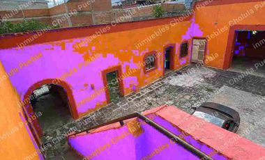 Casona histórica del siglo XVI con locales comerciales ya rentados, ubicado en corazón de San Pedro Cholula a media calle del mercado del Razo.