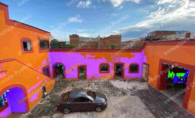 Casona histórica del siglo XVI con locales comerciales ya rentados, ubicado en corazón de San Pedro Cholula a media calle del mercado del Razo.