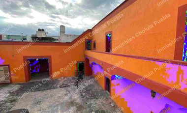 Casona histórica del siglo XVI con locales comerciales ya rentados, ubicado en corazón de San Pedro Cholula a media calle del mercado del Razo.
