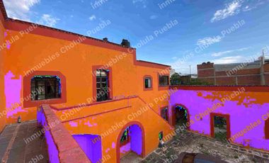 Casona histórica del siglo XVI con locales comerciales ya rentados, ubicado en corazón de San Pedro Cholula a media calle del mercado del Razo.