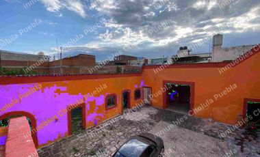 Casona histórica del siglo XVI con locales comerciales ya rentados, ubicado en corazón de San Pedro Cholula a media calle del mercado del Razo.