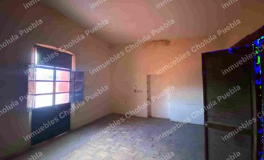 Casona histórica del siglo XVI con locales comerciales ya rentados, ubicado en corazón de San Pedro Cholula a media calle del mercado del Razo.