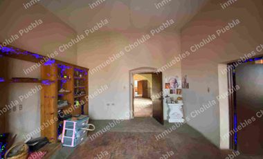 Casona histórica del siglo XVI con locales comerciales ya rentados, ubicado en corazón de San Pedro Cholula a media calle del mercado del Razo.