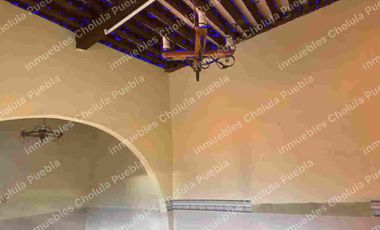 Casona histórica del siglo XVI con locales comerciales ya rentados, ubicado en corazón de San Pedro Cholula a media calle del mercado del Razo.