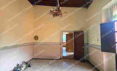 Casona histórica del siglo XVI con locales comerciales ya rentados, ubicado en corazón de San Pedro Cholula a media calle del mercado del Razo.