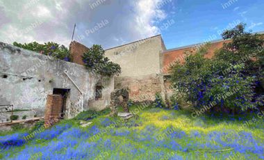 Casona histórica del siglo XVI con locales comerciales ya rentados, ubicado en corazón de San Pedro Cholula a media calle del mercado del Razo.