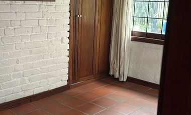 Arriendo Cabaña de 2 pisos en Chía, Vereda Cerca de Piedra  Disfrute de la tranquilidad de la sabana en esta acogedora cabaña.  2 habitaciones  2 baño