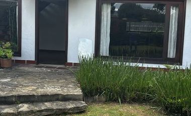 Arriendo Cabaña de 2 pisos en Chía, Vereda Cerca de Piedra  Disfrute de la tranquilidad de la sabana en esta acogedora cabaña.  2 habitaciones  2 baño