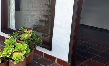 Arriendo Cabaña de 2 pisos en Chía, Vereda Cerca de Piedra  Disfrute de la tranquilidad de la sabana en esta acogedora cabaña.  2 habitaciones  2 baño