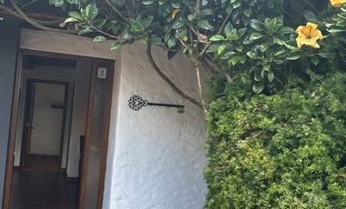 Arriendo Cabaña de 2 pisos en Chía, Vereda Cerca de Piedra  Disfrute de la tranquilidad de la sabana en esta acogedora cabaña.  2 habitaciones  2 baño