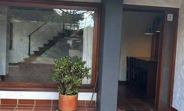 Arriendo Cabaña de 2 pisos en Chía, Vereda Cerca de Piedra  Disfrute de la tranquilidad de la sabana en esta acogedora cabaña.  2 habitaciones  2 baño