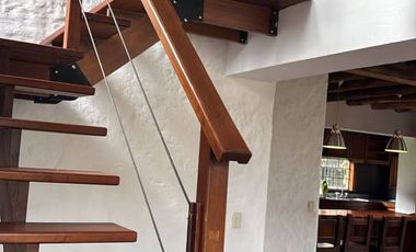 Arriendo Cabaña de 2 pisos en Chía, Vereda Cerca de Piedra  Disfrute de la tranquilidad de la sabana en esta acogedora cabaña.  2 habitaciones  2 baño