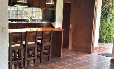 Arriendo Cabaña de 2 pisos en Chía, Vereda Cerca de Piedra  Disfrute de la tranquilidad de la sabana en esta acogedora cabaña.  2 habitaciones  2 baño
