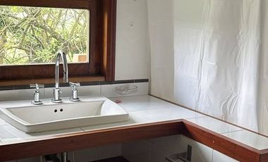Arriendo Cabaña de 2 pisos en Chía, Vereda Cerca de Piedra  Disfrute de la tranquilidad de la sabana en esta acogedora cabaña.  2 habitaciones  2 baño